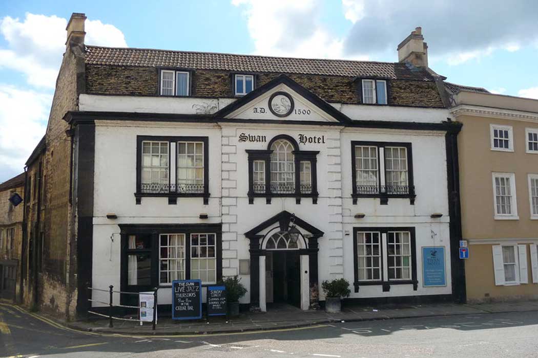 The Swan Hotel is a hotel in the centre of Bradford on Avon that is a charming place to stay with a cosy pub downstairs. (Photo: Chris Talbot [CC BY-SA 2.0])