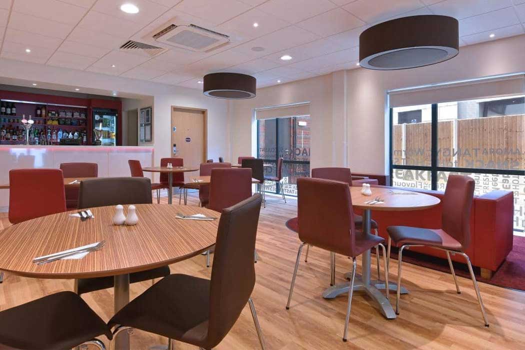 The Chippenham Travelodge hotel has a bar/cafe area that serves breakfast and evening meals. (Photo © Travelodge)