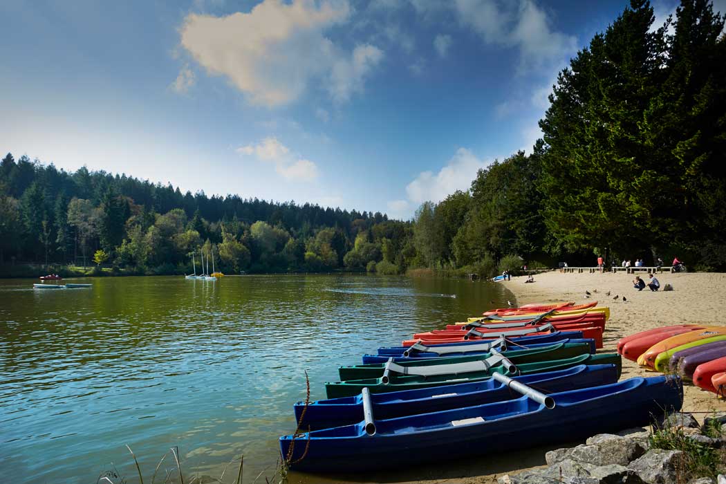 A lake complete with its own beach and water activities lies at the heart of the Centre Parcs Longleat Forest resort. (Photo Centre Parcs)