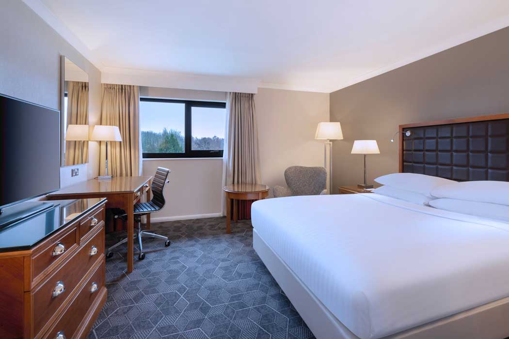 A deluxe guest room at the Delta by Marriott Swindon hotel. (Photo: Marriott)