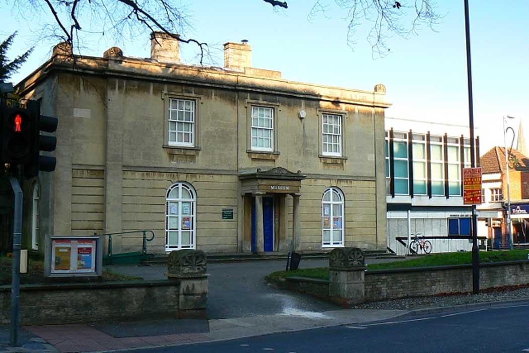 The Swindon Museum and Art Gallery is a regional museum in Swindon’s Old Town with a range of exhibits including several interesting displays about Swindon’s local history and culture. (Photo: Brian Robert Marshall [CC BY-SA 2.0])