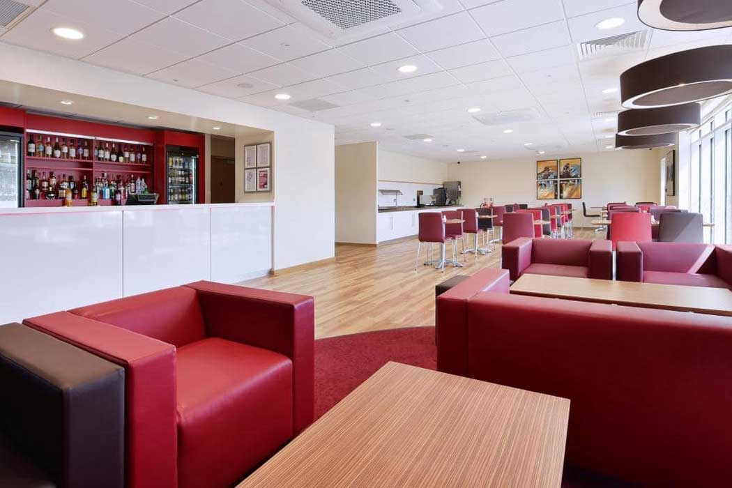The Swindon West Travelodge hotel has a bar/cafe area which serves breakfast and evening meals. (Photo © Travelodge)