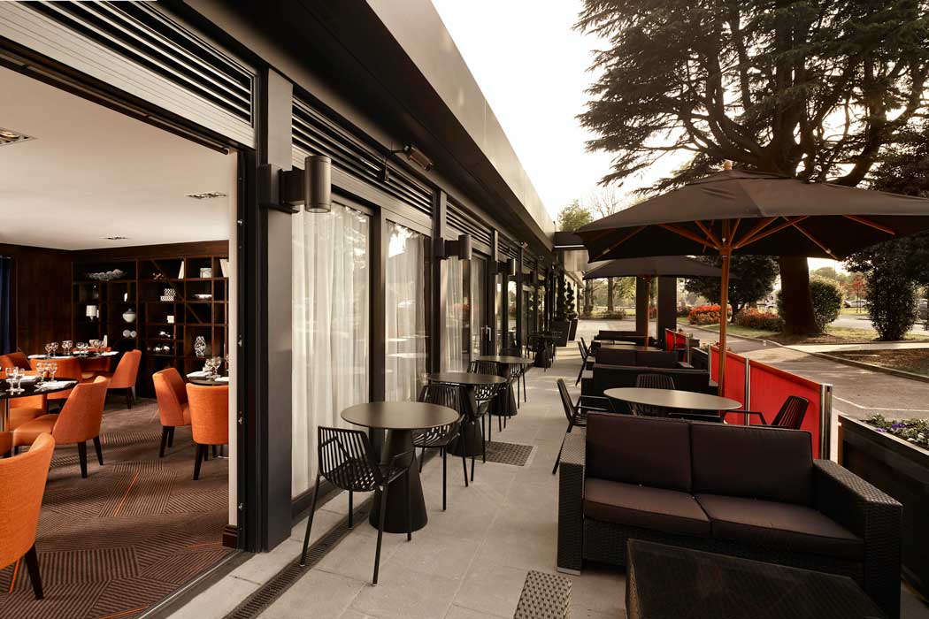 Guests dining at the hotel’s W5 Bar & Grill can enjoy their meal in the outdoor terrace. (Photo © 2020 Hilton)
