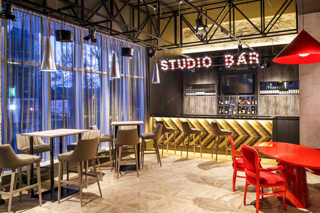 The cinema theme is also reflected in the hotel’s Studio Bar. (Photo: ALL – Accor Live Limitless)