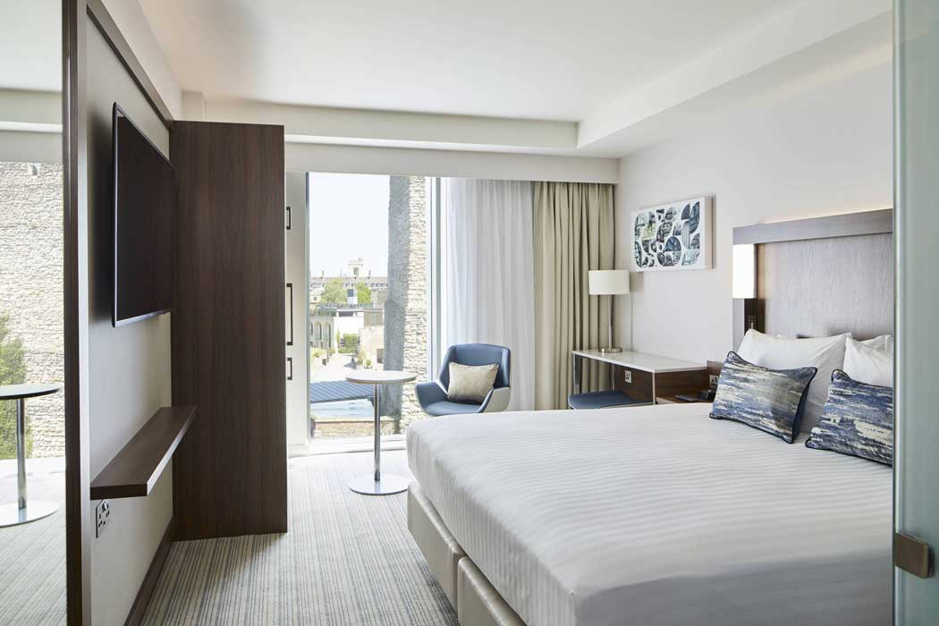 A king guest room at the Courtyard by Marriott Oxford City Centre hotel. (Photo: Marriott)