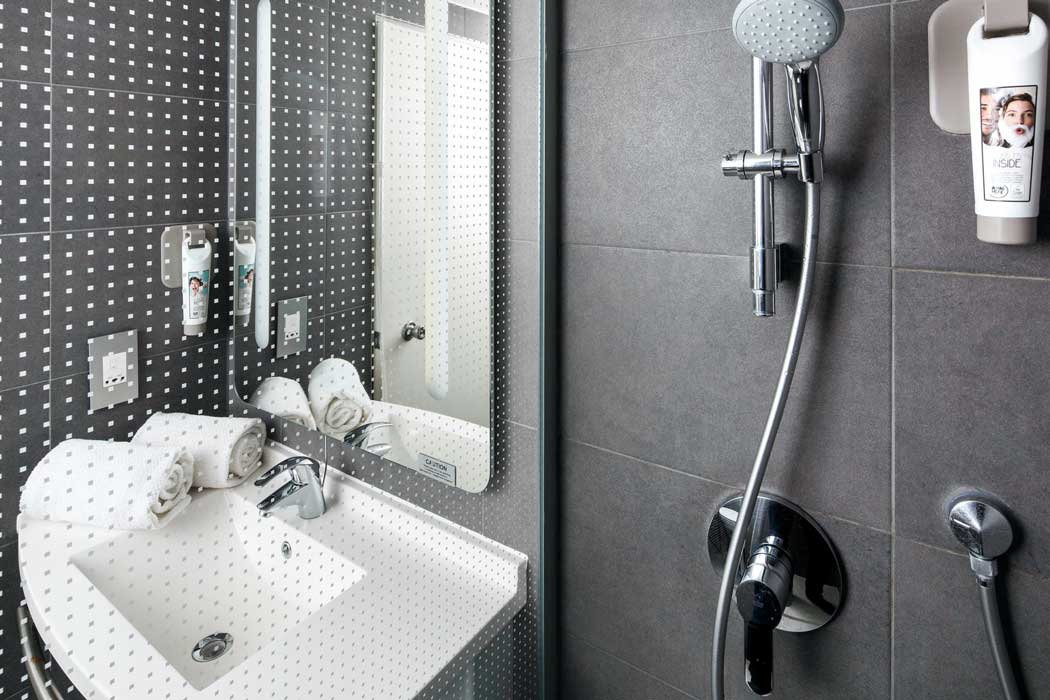 All rooms have modern en suite bathrooms. (Photo: ALL – Accor Live Limitless)