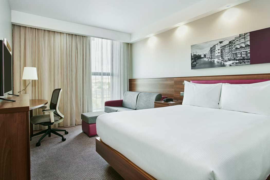 A king guest suite at the Hampton by Hilton Bristol City Centre. (Photo © 2020 Hilton)