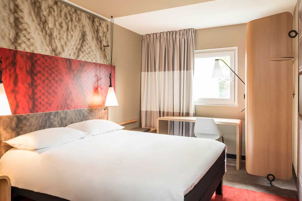A guest room at the ibis London Excel Docklands hotel. (Photo: ALL – Accor Live Limitless)