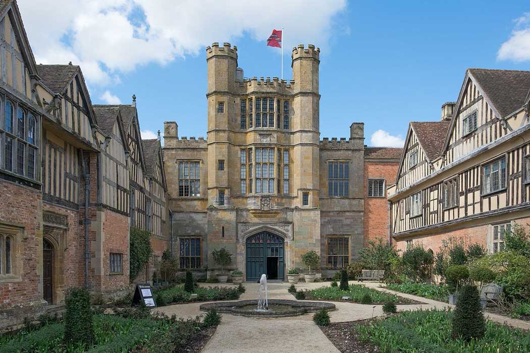 The courtyard of Coughton Court is flanked by half-timbered buildings as is typical of the Tudor era. (Photo: DeFacto [CC BY-SA 4.0])