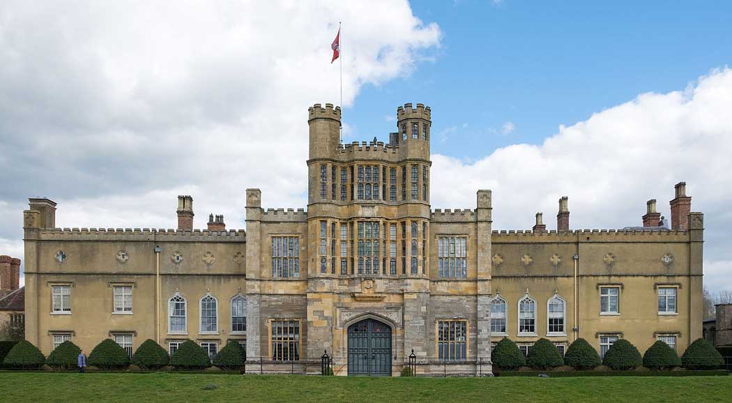 The west front of Coughton Court features a crenellated facade with a 16th-century Tudor gatehouse with hexagonal turrets and oriel windows. (Photo: DeFacto [CC BY-SA 4.0])