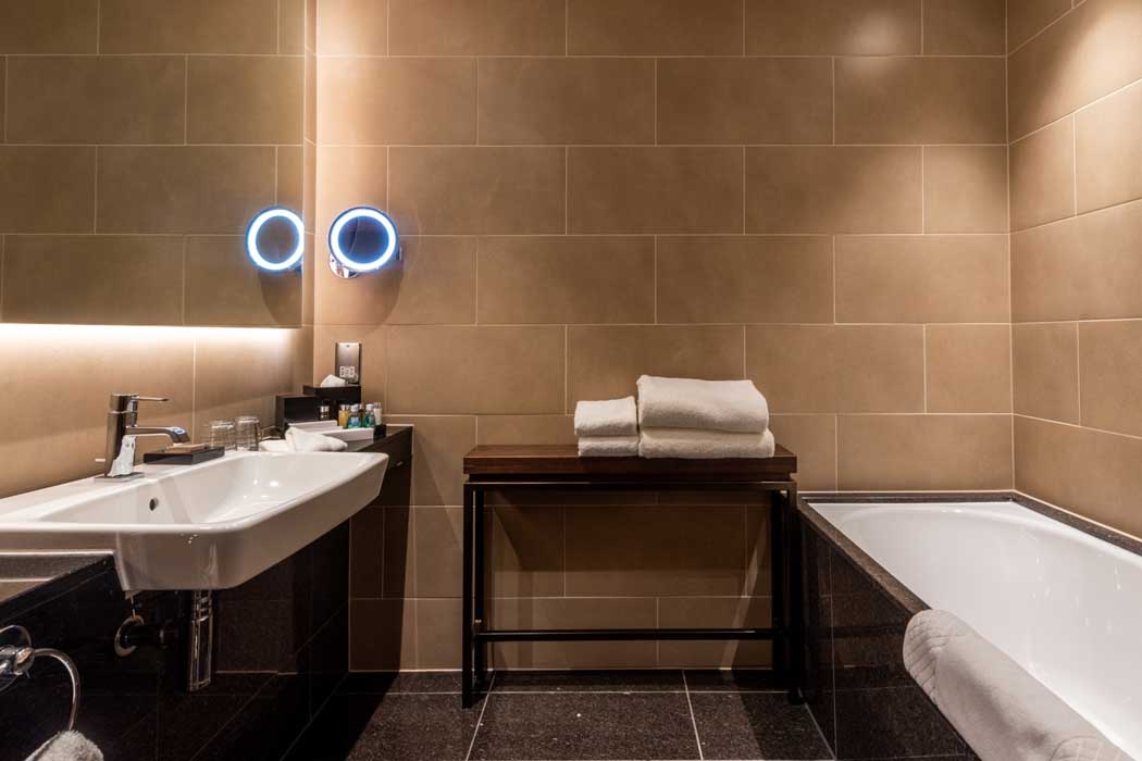 En suite bathrooms include both a bathtub and a walk-in shower. (Photo: IHG)