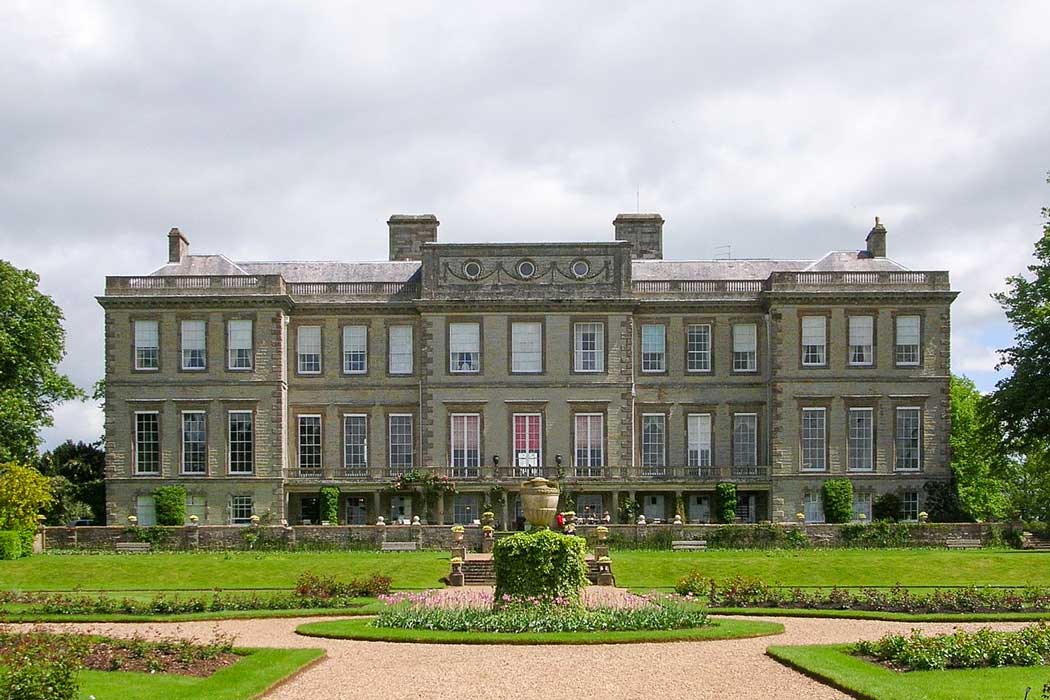 Ragley Hall is notable as it is the result of work by many of the leading architects and landscape designers of multiple eras; however, it is a difficult house to visit as it is only open to visitors on organised coach tours and people attending special events that are held on the estate. (Photo: DeFacto [CC BY-SA 4.0])