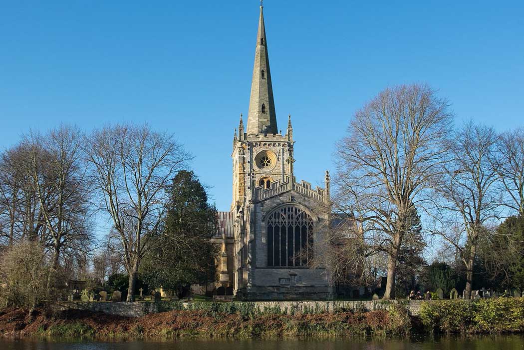 A view of the Holy Trinity Church from the River Avon. (Photo: DeFacto [CC BY-SA 4.0])