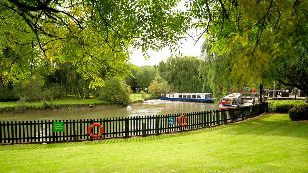 The hotel has a lovely setting that backs onto the River Avon and river cruises depart from the hotel. (Photo: IHG)