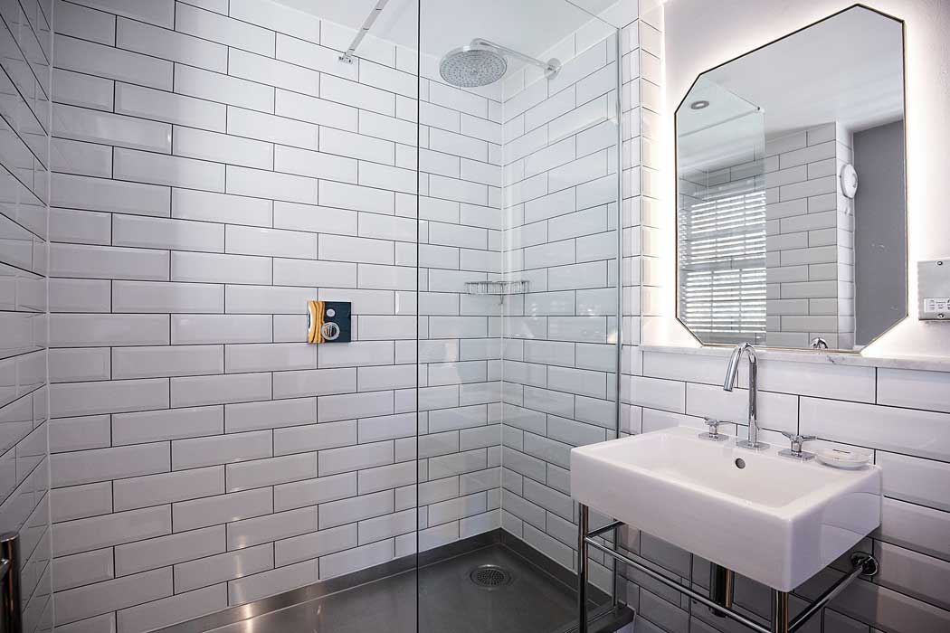 An en suite bathroom in a standard double room. (Photo: Hotel du Vin [CC BY-ND 2.0])