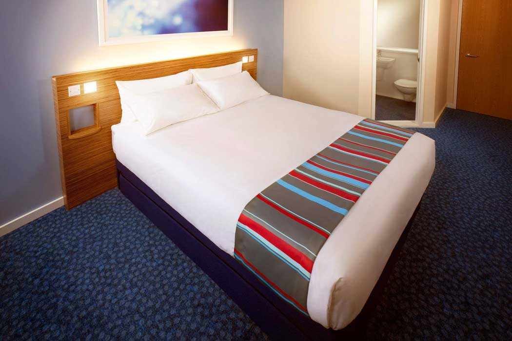 A double room at the Travelodge Stratford Upon Avon hotel. (Photo © Travelodge)