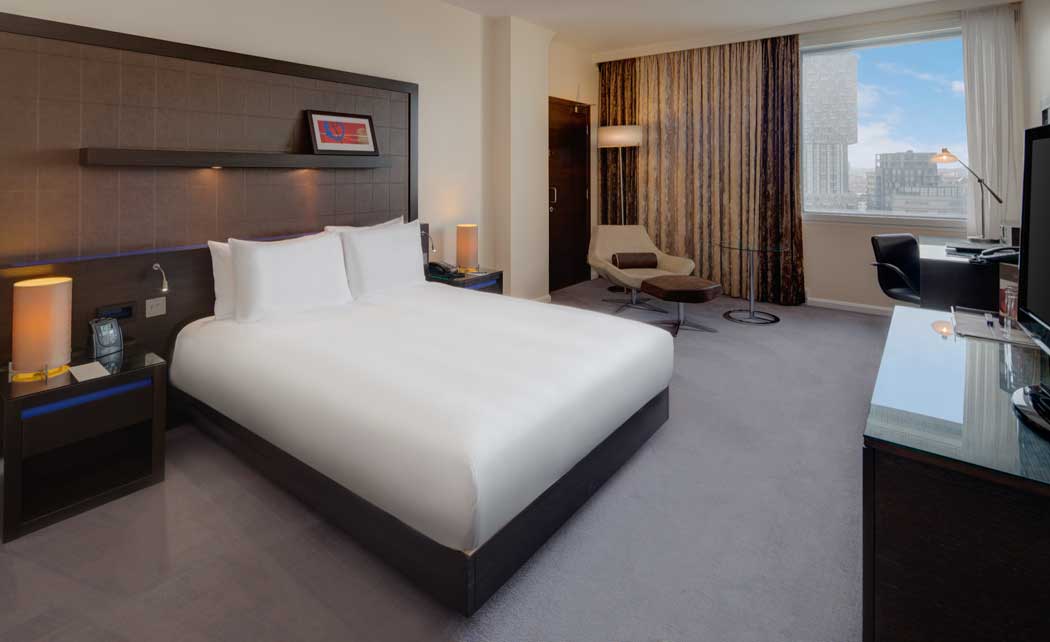A guest room at the Hilton London Canary Wharf hotel. (Photo © 2020 Hilton)