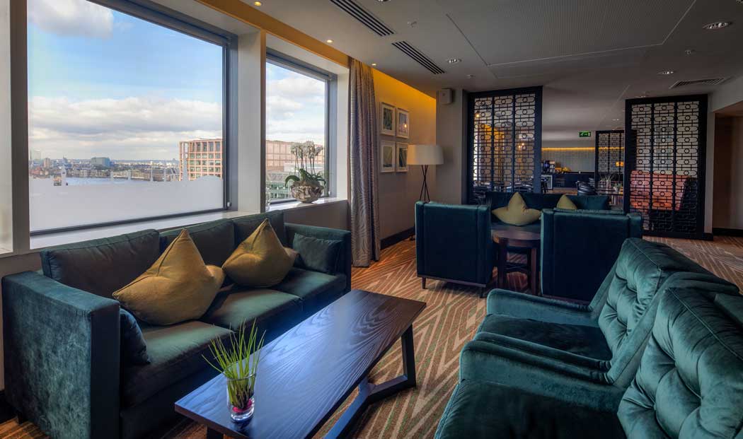 The executive lounge as more atmosphere than the hotel restaurant. Guests staying in executive rooms and suites have access to the lounge, where they can enjoy free breakfast, free afternoon tea and complimentary snacks and drinks. (Photo © 2020 Hilton)
