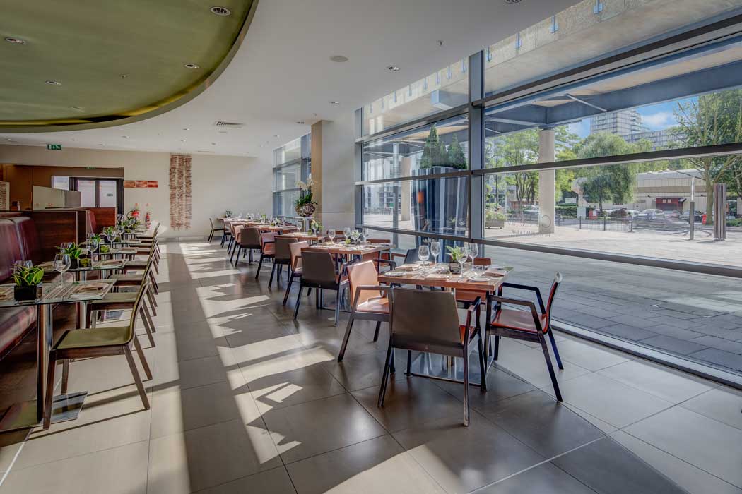 The ground floor Cinnamon restaurant has a European-inspired menu; however, it is a fairly bland environment that lacks the ambience of other restaurants nearby. (Photo © 2020 Hilton)