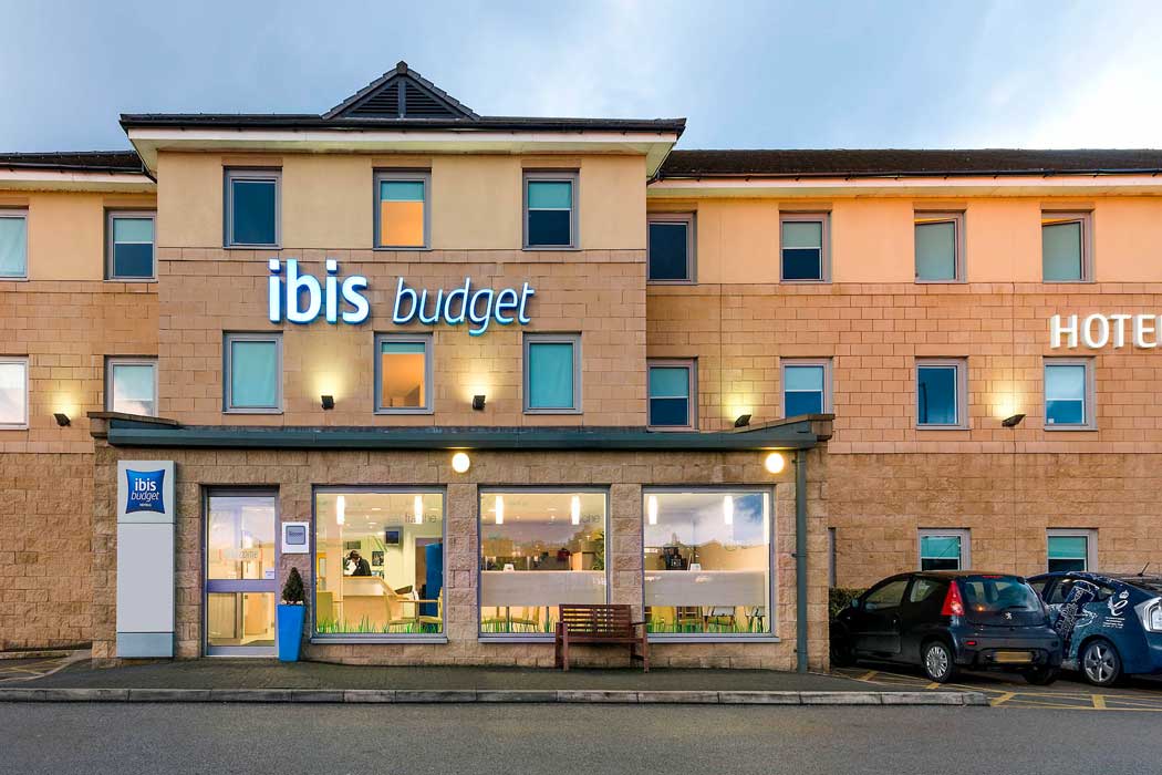 The ibis budget Bradford hotel is a cheap accommodation option across a busy road from a retail park. It is within walking distance to the city centre but there are better-located hotels elsewhere in Bradford. (Photo: ALL – Accor Live Limitless)