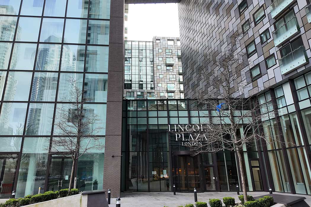 The Lincoln Plaza hotel is a modern hotel surrounded by highrise residential and office buildings in London’s Docklands. It offers a high standard of accommodation, although the location may not be the traditional London nieghbourhood that you’ve come to England for. (Photo © 2024 Rover Media Pty Ltd)