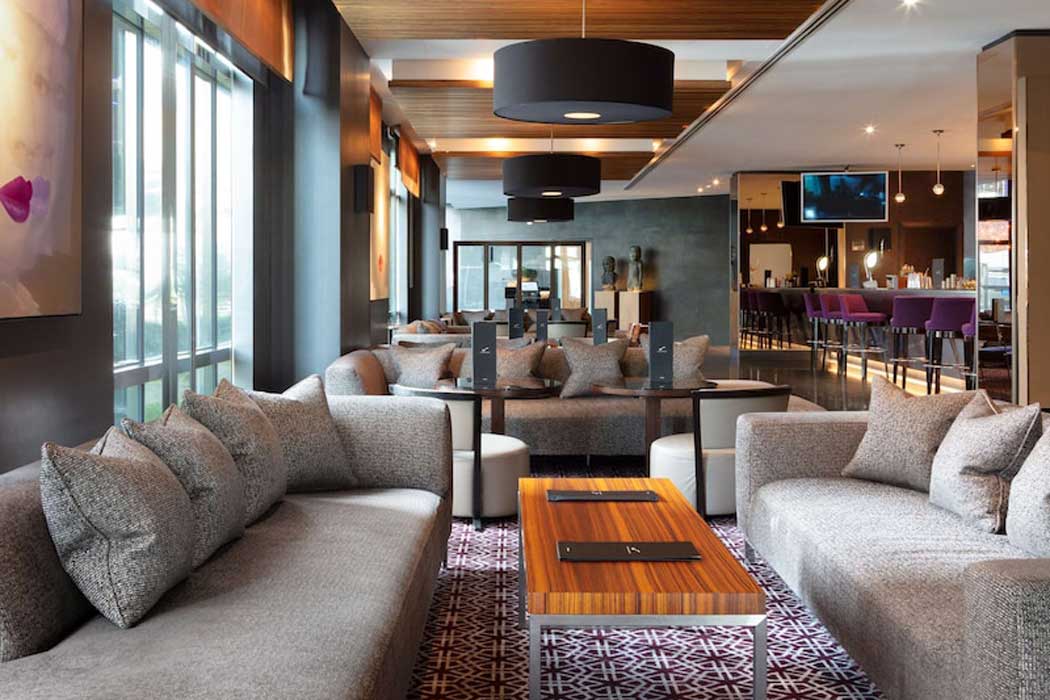 The lounge bar adjoining the Scoff & Banter restaurant. (Photo: Radisson Hotel Group)