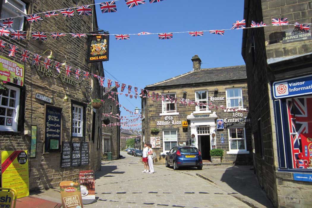 The Old White Lion Hotel is a traditional 18th-century coaching inn that is rumoured to be haunted. It has an excellent location in the heart of Haworth’s village centre. (Photo: Ian S [CC BY-SA 2.0])