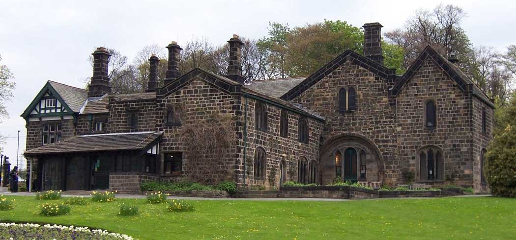 Abbey House Museum is has a focus on life in Leeds during Victorian times. It is located inside Kirkstall Abbey’s 12th-century gatehouse. (Photo: Jungpionier [CC BY-SA 3.0])