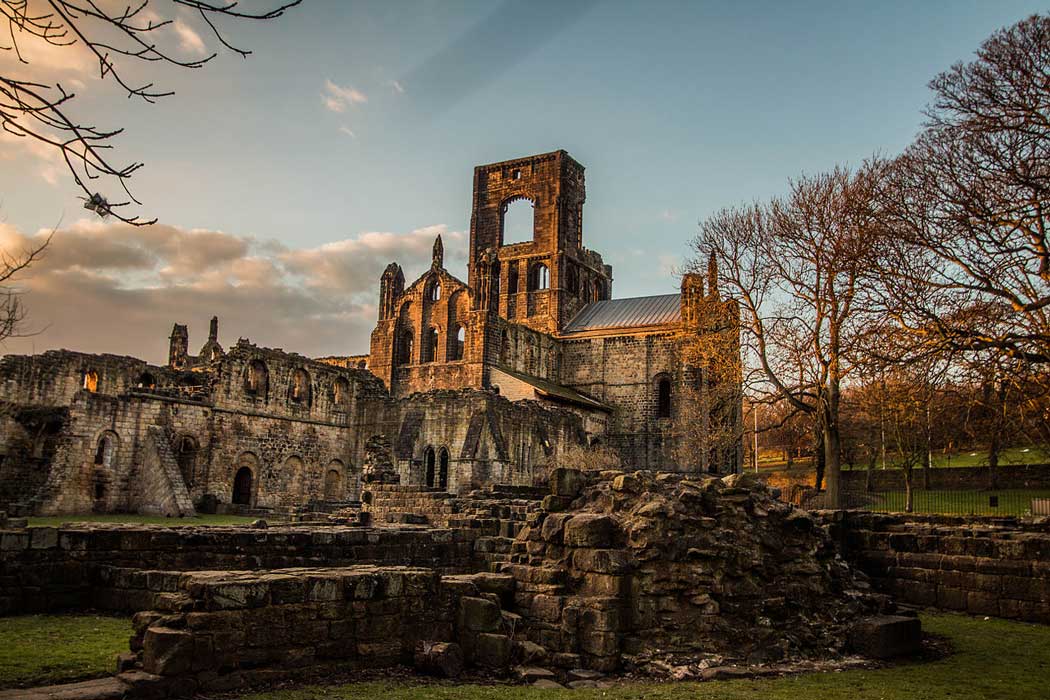 The ruins of the 12th-century Kirkstall Abbey are set among parkland next to the River Aire, around 5km (3 miles) northwest of Leeds city centre. (Photo: Minda [CC BY-SA 3.0])