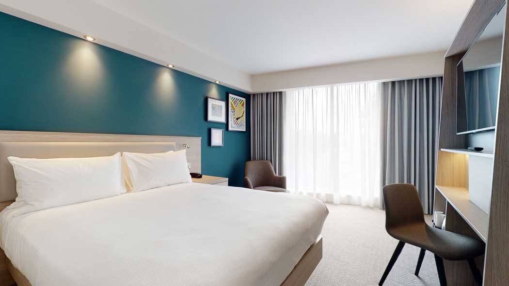 A queen guest room at the Hampton by Hilton Manchester Northern Quarter. (Photo © 2020 Hilton)