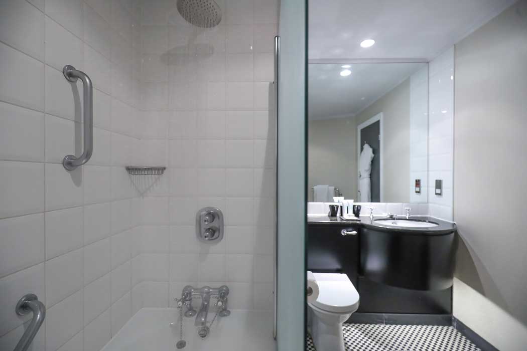 The en suite bathrooms in the smaller rooms have showers over the bath but larger rooms have proper rainfall showers. (Photo: Malmaison Hotels [CC BY-ND 2.0])