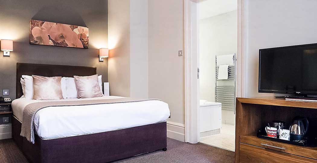 One of the guest rooms at The Met Hotel. (Photo: IHG)