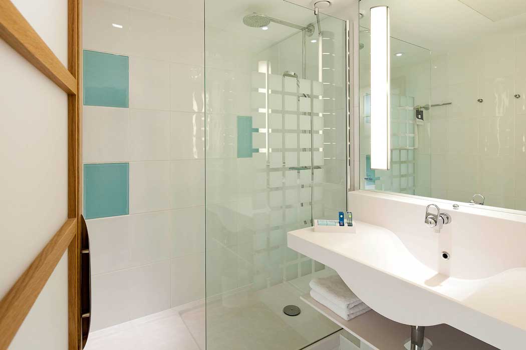 En suite bathrooms feature proper walk-in showers. (Photo: ALL – Accor Live Limitless)