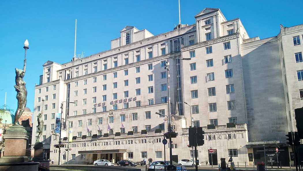 The Queens is an Art Deco-style railway hotel that was built in the 1930s. It is the closest hotel to the railway station and it even has its own private entrance from the station concourse. (Photo: Chemical Engineer [CC BY-SA 4.0])