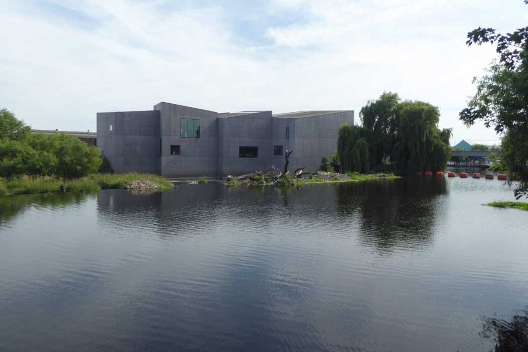 Looking across the River Calder to The Hepworth art gallery. (Photo: DS Pugh [CC BY-SA 2.0])