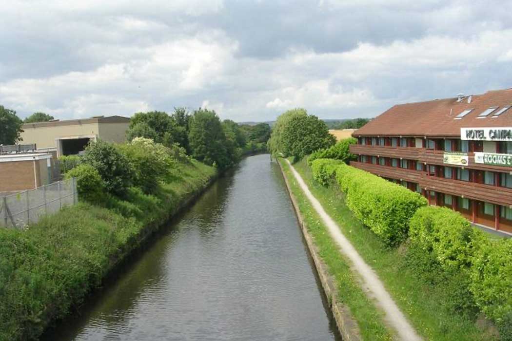 The Campanile Wakefield hotel backs on to the Calder and Hebble Navigation in an industrial area around 2.4km (1½ miles) southwest of Wakefield city centre. (Photo: Betty Longbottom [CC BY-SA 2.0])