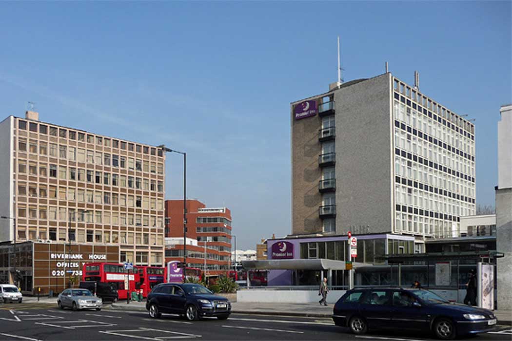 The Premier Inn London Putney Bridge hotel is a former 1960s-era office block, which is not a particularly attractive building but it is clean and well-maintained inside and the hotel is just a few minutes' walk to Fulham Palace, Putney Bridge tube station and Fulham High Street. (Photo: Stephen Richards [CC BY-SA 2.0])