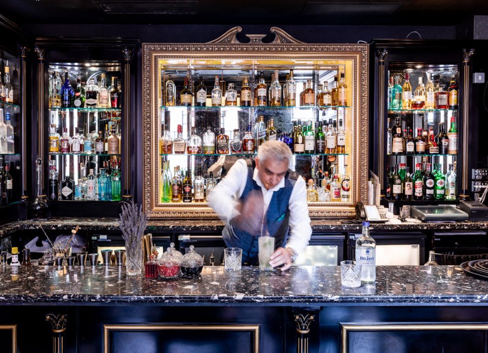 The Chelsea Bar is a sophisticated spot for a drink. (Photo: 11 Cadogan Gardens)