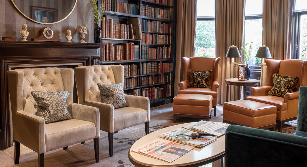 The library has a clubby atmosphere with comfortable chairs, a well-stocked bookshelf and a selection of the day’s newspapers. (Photo: 11 Cadogan Gardens)