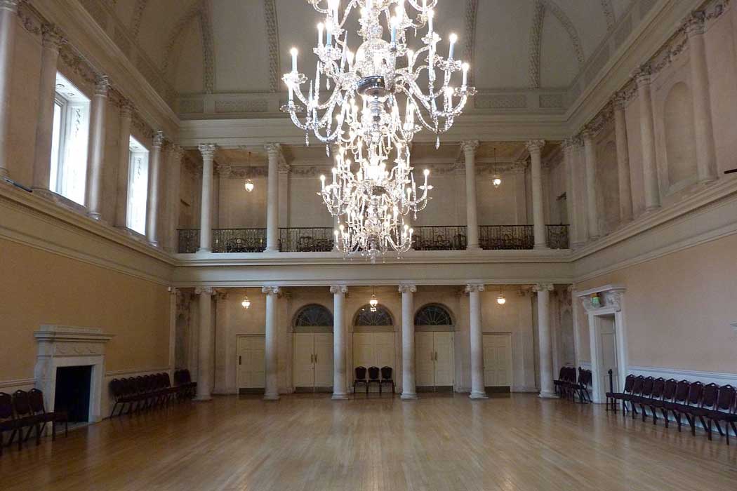 The three Chandeliers adorning the Tea Room in the Bath Assembly Rooms. (Photo: Glitzy queen00 [CC BY-SA 3.0])