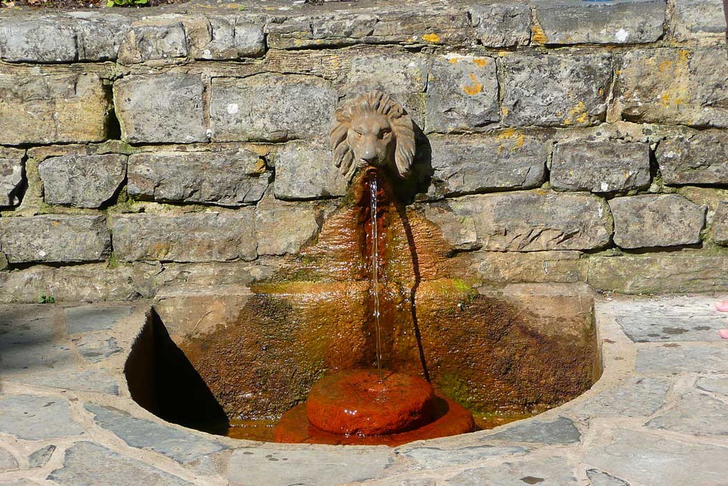 One can drink the natural spring water from the well at Lion's Head Fountain on Wellhouse Lane. 
