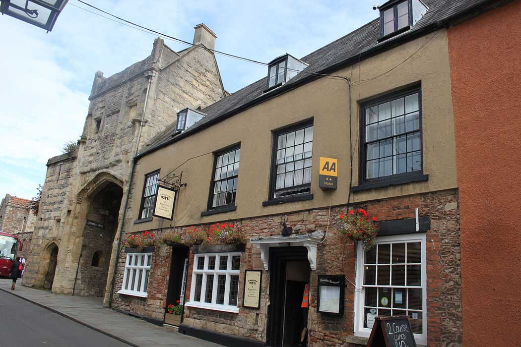 The Ancient Gatehouse Hotel is a small hotel next to the gatehouse that leads to Cathedral Green. The hotel is in an old building with lots of character and many rooms offer lovely views of Wells Cathedral; however, it is not up to the same standard as the nearby Swan Hotel or White Hart Inn. (Photo: Rodw [CC BY-SA 3.0])