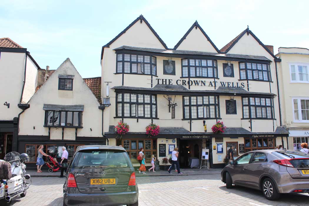 The Crown at Wells is a centrally-located pub that offers accommodation in 15 rooms. It offers a high standard of accommodation and it has more character than most other hotels. (Photo: Chris Buet [CC BY-SA 2.0])