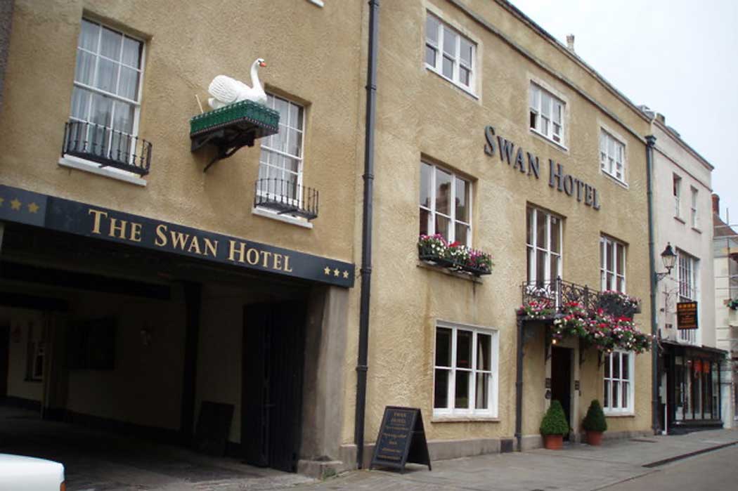 The 600-year-old Best Western Swan Hotel is a historic hotel that claims to be the oldest continuously operating hotel in the United Kingdom. It has a convenient location and many of the rooms offer spectacular views of the west front of Wells Cathedral. (Photo: Sharon Loxton [CC BY-SA 2.0])