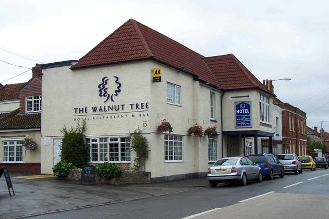The Walnut Tree Hotel in North Petherton (5km south of Bridgwater) is a good value place to stay with ample car parking. (Photo: Geoff Pick [CC BY-SA 2.0])
