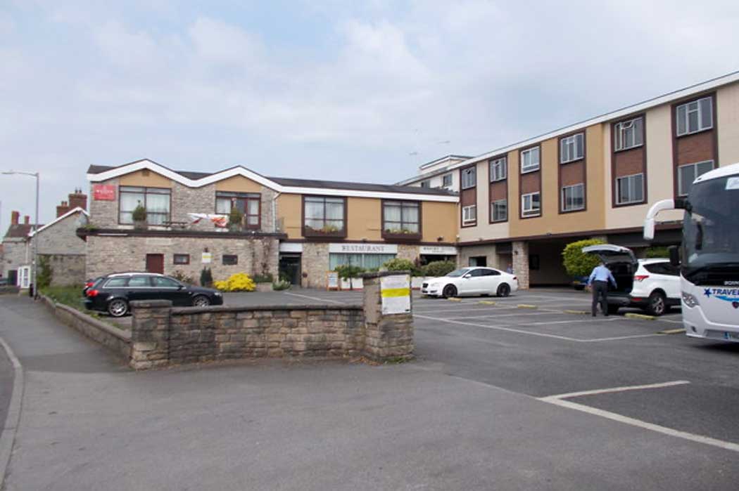 The Wessex Hotel has plenty of parking and a good location near the centre of Street; however, it feels dated and it is overpriced in comparison with other hotels of a similar standard. (Photo: Betty Longbottom [CC BY-SA 2.0])