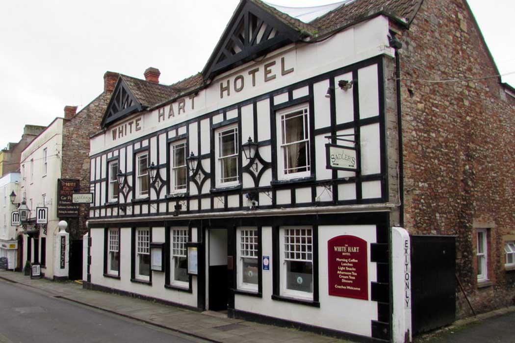 The White Hart Inn is a 15th-century pub with accommodation in 14 rooms. It is centrally located in the centre of Wells, just a two-minute walk from Wells Cathedral. (Photo: Jaggery [CC BY-SA 2.0])