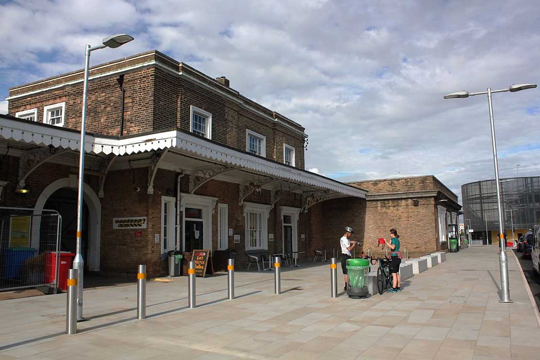 Taunton railway station has frequent services to destinations throughout the southwest of England including to Bristol, Exeter, Paignton, Plymouth and Penzance as well as services to Birmingham, Leeds, London, Newcastle and Edinburgh. The station is around a 10-minute walk from the town centre. (Photo: Geof Sheppard [CC BY-SA 4.0])