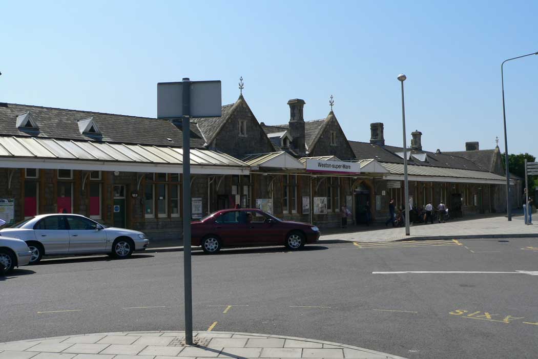 Weston-super-Mare railway station is on the railway line connecting Bristol with Taunton. It is only half an hour by rail from Bristol with two trains running every hour. (Photo: Chris McKenna [CC BY-SA 4.0])