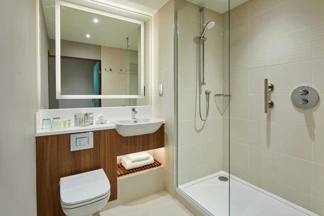 An en suite bathroom. (Photo: Marriott)